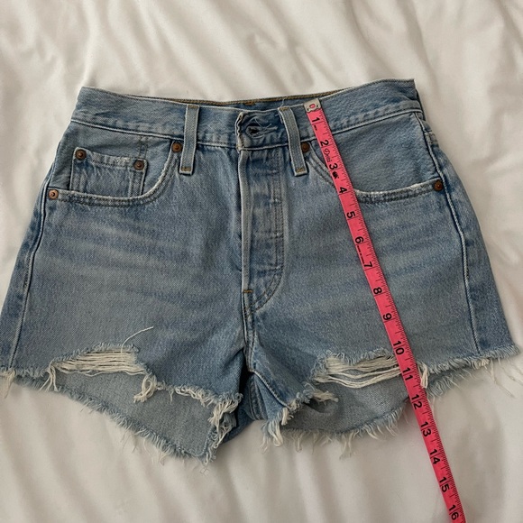 Levi’s 501 Light Blue Frayed Denim Short - Picture 5 of 10